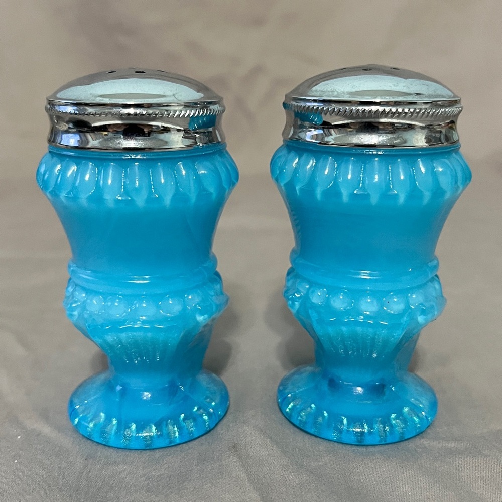 Vintage Degenhart Milk Blue Bird Glass Salt and Pepper Shakers - Picture 3 of 9